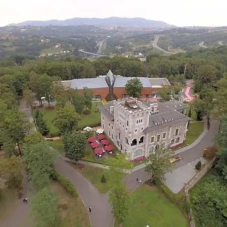 Hotel Castillo Del Bosque La Zoreda La Manjoya
