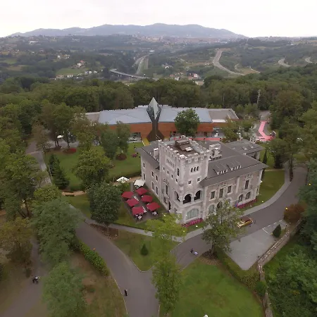 Castillo Del Bosque La Zoreda ホテル