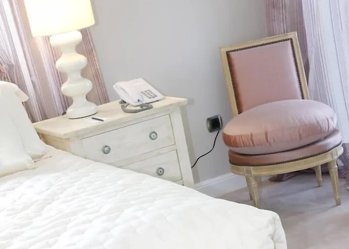 Castillo Del Bosque La Zoreda Hotel