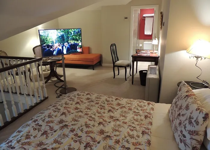 Castillo Del Bosque La Zoreda Hotel